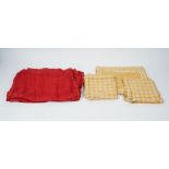 Sets of coloured napkins,