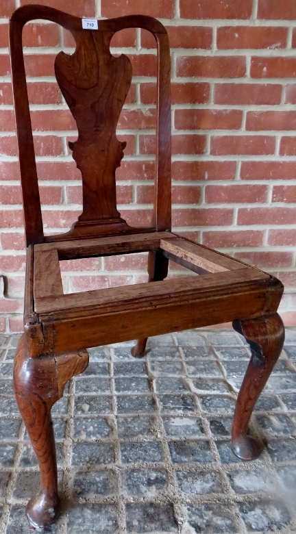 A Georgian country elm occasional chair with carved back splat,