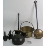 A Holecroft 4 pint kettle, two cast iron
