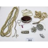 An assortment of jewellery items to incl