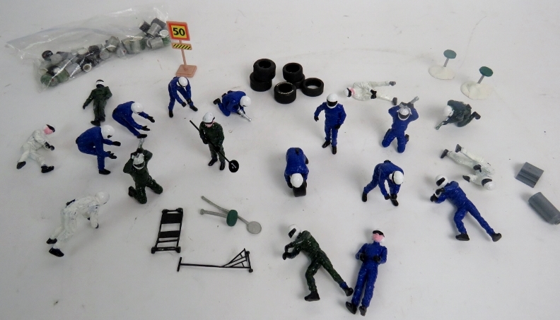 Various Scalextric pit crews and pit accessories, green, white and blue, oil drums, tyres etc. - Image 2 of 4