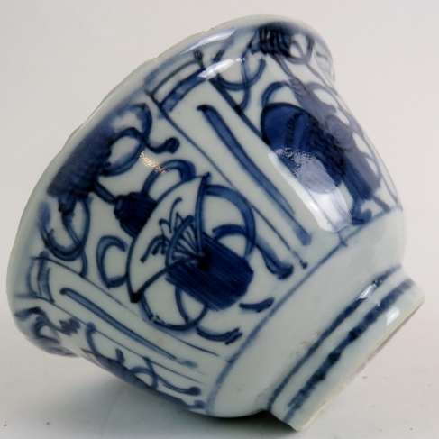 An antique Chinese blue and white porcelain bowl, in the Wanli style, - Image 9 of 10