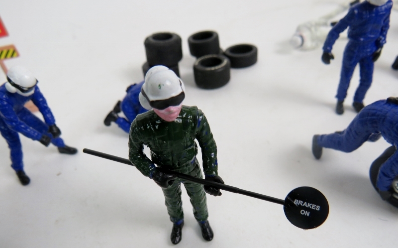 Various Scalextric pit crews and pit accessories, green, white and blue, oil drums, tyres etc. - Image 3 of 4