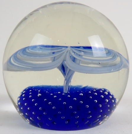 Six good decorative 20th century glass paperweights. - Image 9 of 19