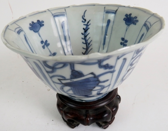 An antique Chinese blue and white porcelain bowl, in the Wanli style, - Image 2 of 10