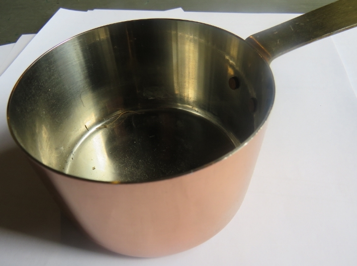 A set of 5 French graduated copper saucepans with iron handles, and one other similar, - Image 2 of 3