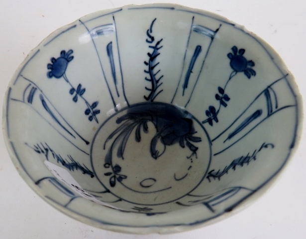 An antique Chinese blue and white porcelain bowl, in the Wanli style, - Image 3 of 10