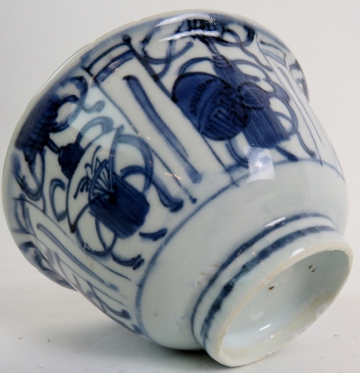 An antique Chinese blue and white porcelain bowl, in the Wanli style, - Image 10 of 10