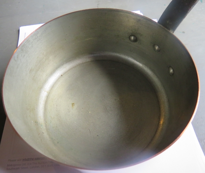 A set of 5 French graduated copper saucepans with iron handles, and one other similar, - Image 3 of 3