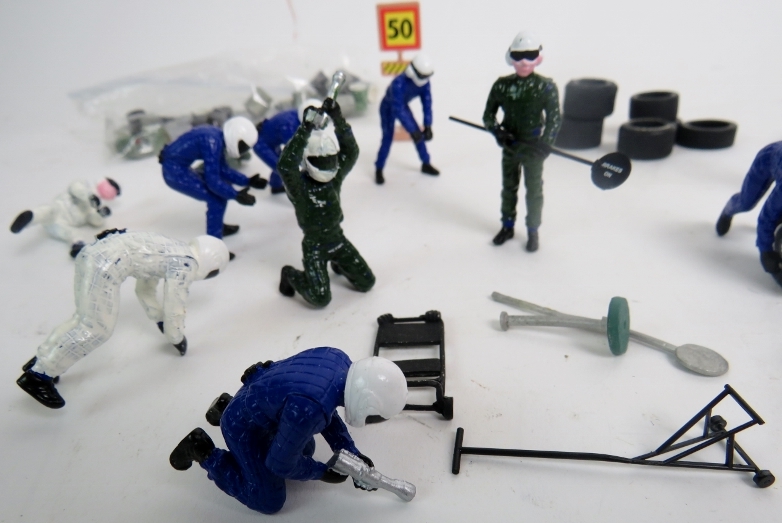 Various Scalextric pit crews and pit accessories, green, white and blue, oil drums, tyres etc. - Image 4 of 4