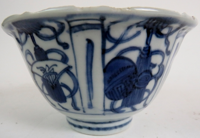 An antique Chinese blue and white porcelain bowl, in the Wanli style, - Image 8 of 10