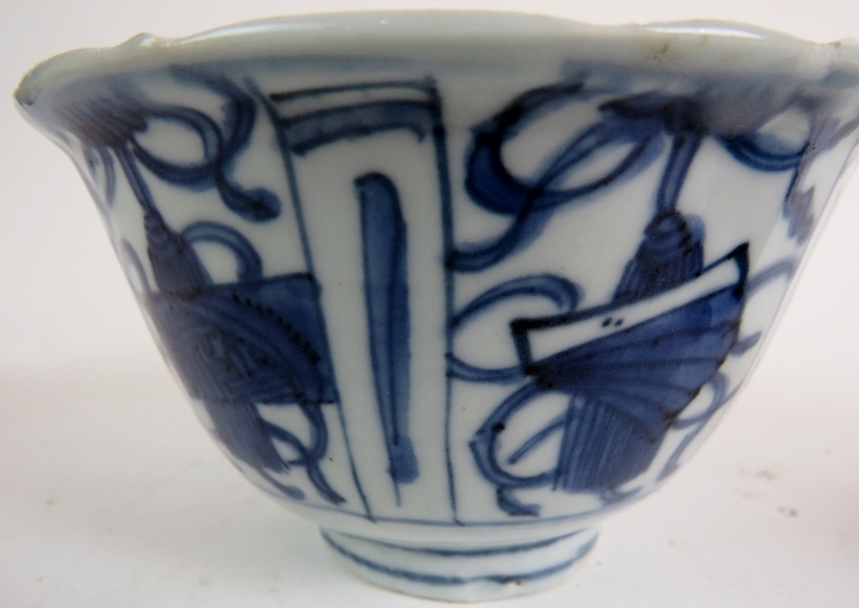 An antique Chinese blue and white porcelain bowl, in the Wanli style, - Image 7 of 10