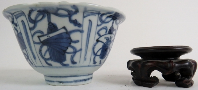 An antique Chinese blue and white porcelain bowl, in the Wanli style, - Image 4 of 10