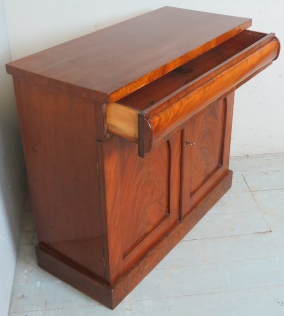 A Victorian mahogany Chiffonier sideboard with a long blind drawer over two cupboard doors with - Image 2 of 5