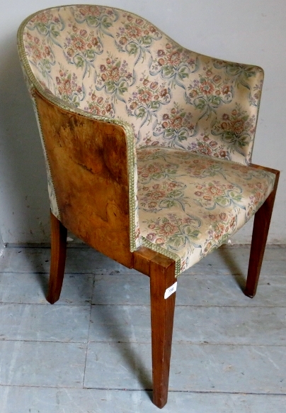 A 20th Century Art Deco style tub chair with walnut veneered sides and upholstered in a floral - Image 4 of 4