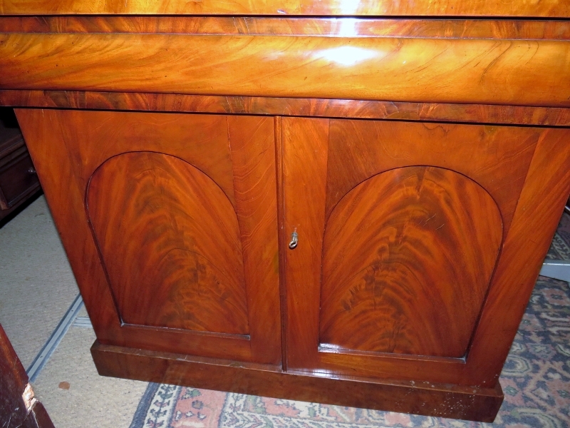 A Victorian mahogany Chiffonier sideboard with a long blind drawer over two cupboard doors with - Image 5 of 5