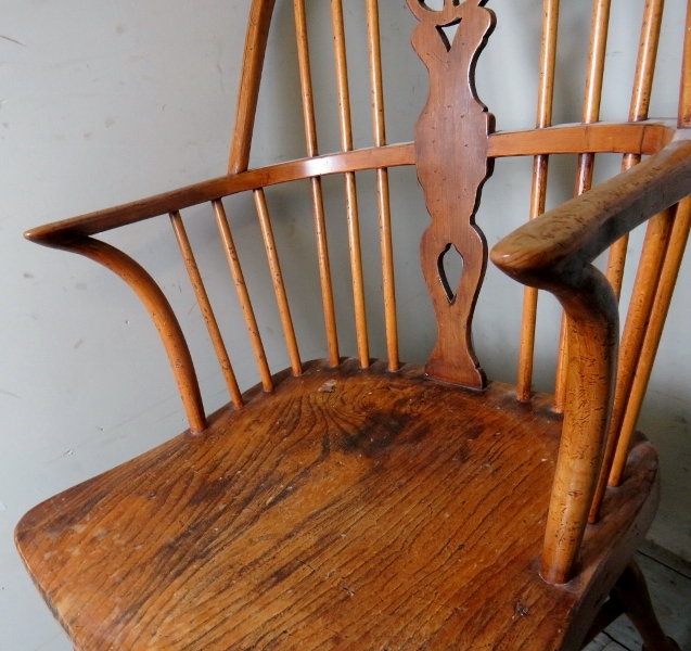 Two 19th Century country oak and elm wheel back armchairs with spindle upright supports over turned - Image 5 of 10