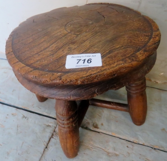A very small rustic country oak child's milking stool with turned design to legs and cross - Image 3 of 3