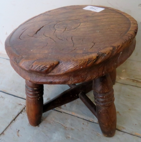 A very small rustic country oak child's milking stool with turned design to legs and cross - Image 2 of 3