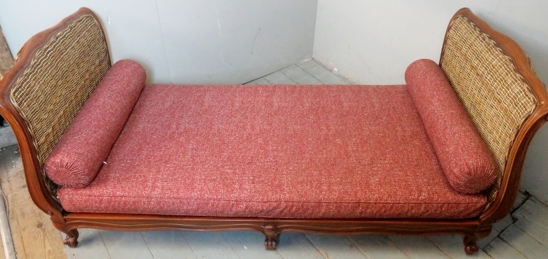 An elegant 20th Century mahogany framed day bed with whicker head and foot boards and having loose - Image 2 of 2