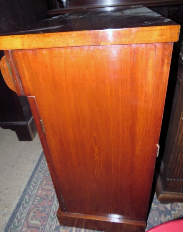 A Victorian mahogany Chiffonier sideboard with a long blind drawer over two cupboard doors with - Image 3 of 5