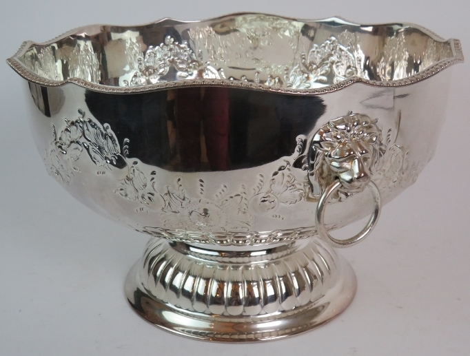 Silver plated punch bowl and ladle in antique style. - Image 5 of 5