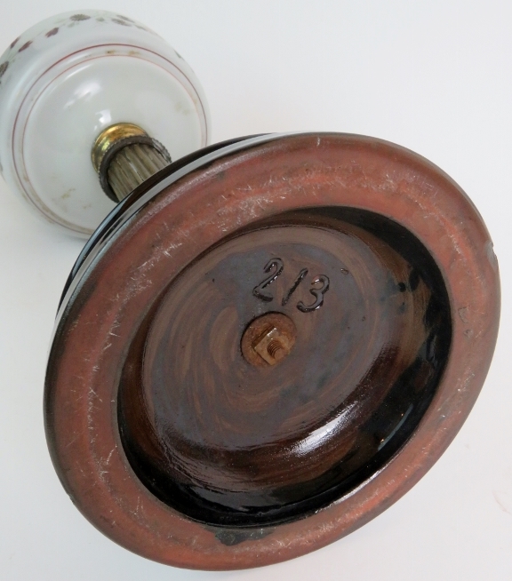 Late Victorian Duplex oil lamp. Hand painted reservoir and etched shade on a ceramic base. - Image 5 of 6