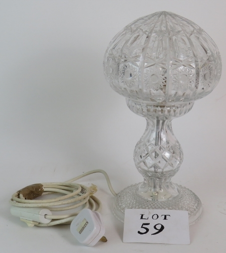 A good quality glass lead crystal table lamp with globe shade. Height: 34cm.