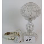 A good quality glass lead crystal table lamp with globe shade. Height: 34cm.