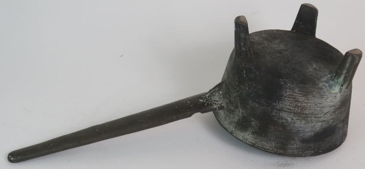 An 18th Century bronze skillet on tripod feet with scroll pattern handle. Overall length: 37cm. - Image 3 of 3