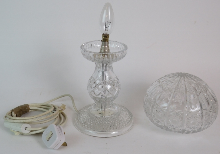 A good quality glass lead crystal table lamp with globe shade. Height: 34cm. - Image 2 of 2