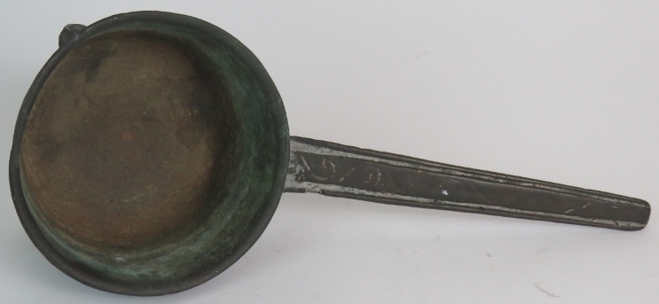 An 18th Century bronze skillet on tripod feet with scroll pattern handle. Overall length: 37cm. - Image 2 of 3