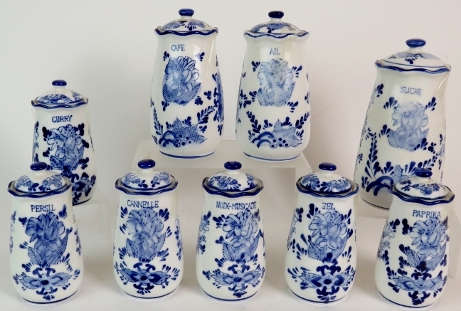 Set of nine Delft blue and white storage jars, each labelled. Tallest: 19cm (9 pieces).