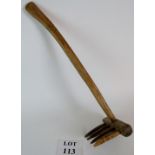 Antique hand craved Thatcher's hand rake, 62cm long. Condition report: Age related wear.