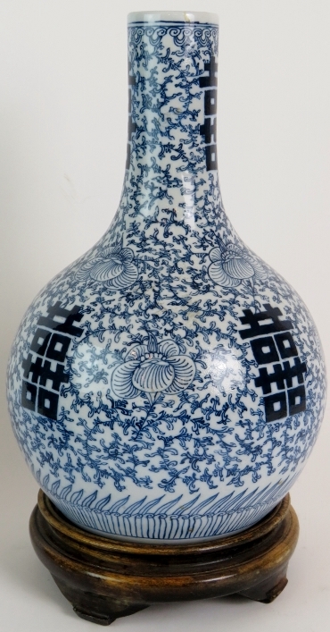 A Kangxi style Chinese porcelain vase wi - Image 2 of 6
