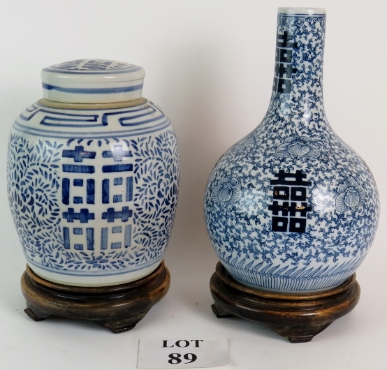 A Kangxi style Chinese porcelain vase wi