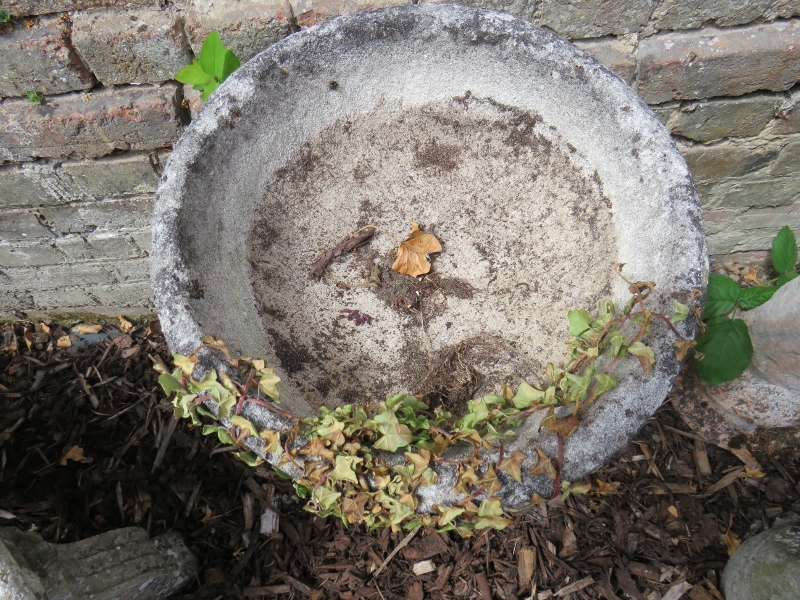 A stone garden planter urn on a small sq - Image 2 of 4