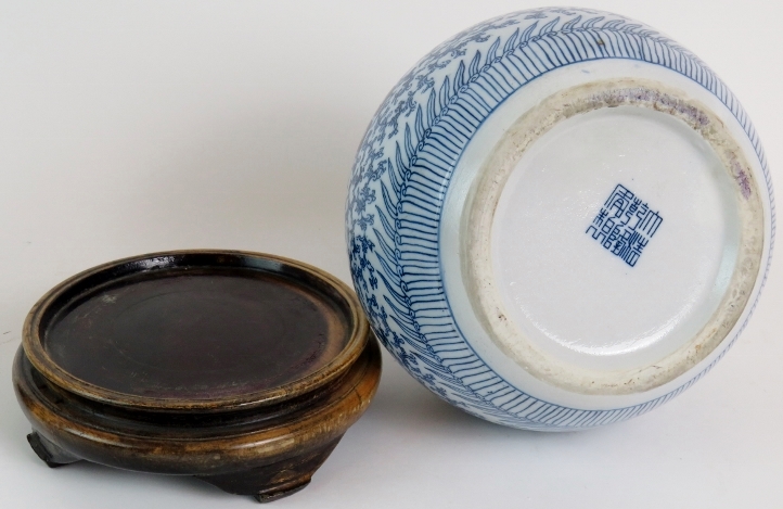 A Kangxi style Chinese porcelain vase wi - Image 3 of 6