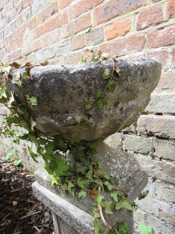 A stone garden planter urn on a small sq - Image 4 of 4