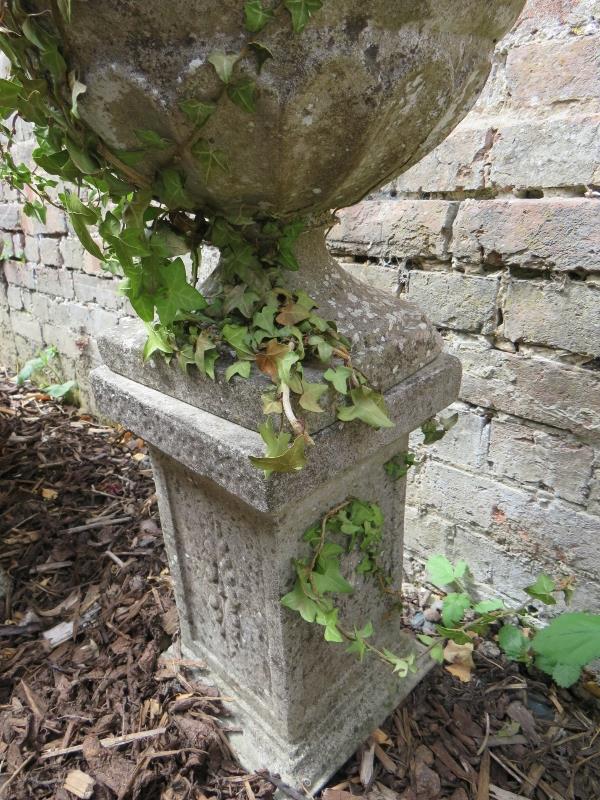 A stone garden planter urn on a small sq - Image 3 of 4