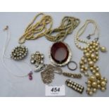 An assortment of jewellery items to incl