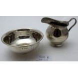 A silver cream jug and matching sugar bowl, London 1922, approx 157 grams/5.04 troy ounces.