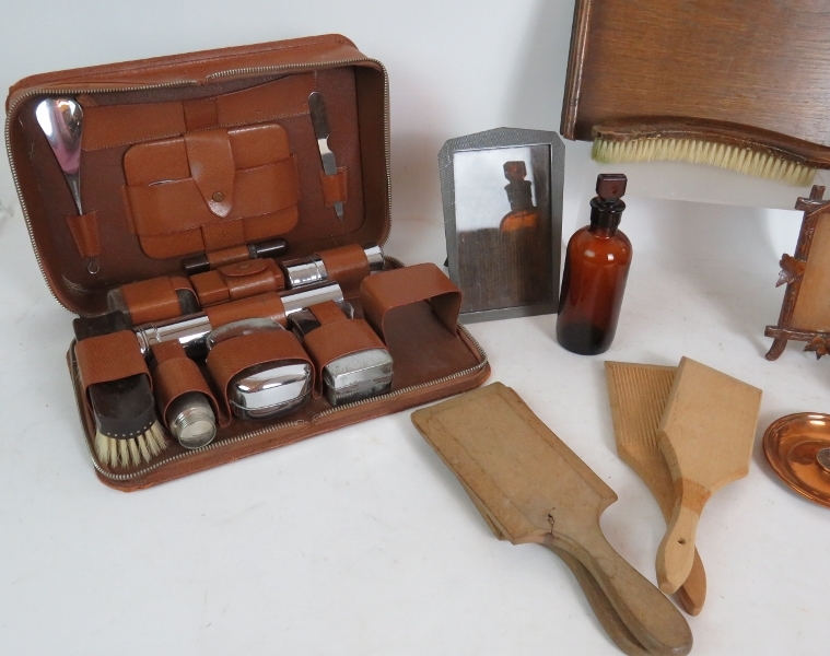 A mixed collectors lot of Treen Mauchline ware, picture frames, crumb scoop, butter pats, - Bild 3 aus 5