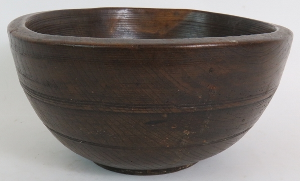 Two antique turned oak or elm dairy bowls, the larger being 29cm in diameter, - Bild 2 aus 8