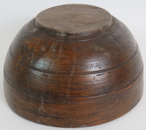 Two antique turned oak or elm dairy bowls, the larger being 29cm in diameter, - Bild 4 aus 8