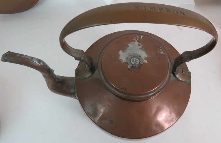 A quantity of copper items including a large heavy duty antique kettle, two bed warming flasks, - Bild 5 aus 5