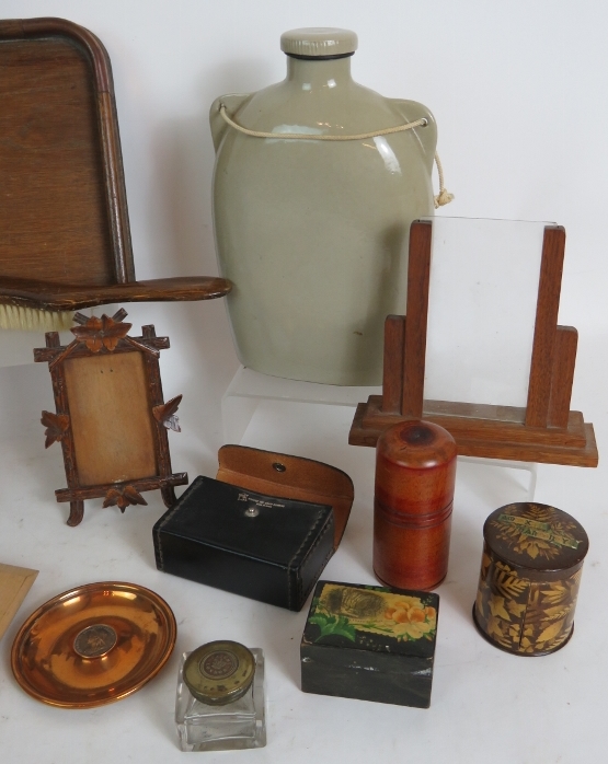 A mixed collectors lot of Treen Mauchline ware, picture frames, crumb scoop, butter pats, - Bild 2 aus 5