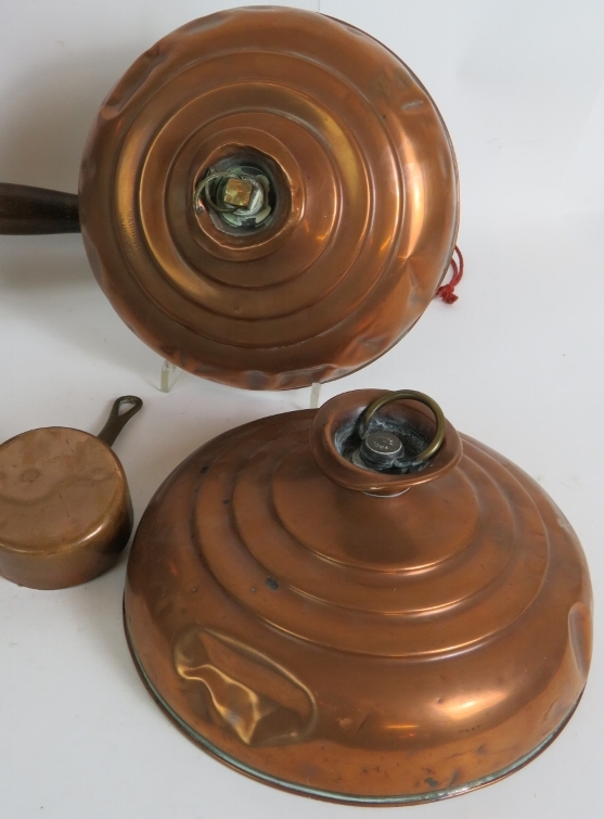 A quantity of copper items including a large heavy duty antique kettle, two bed warming flasks, - Bild 2 aus 5