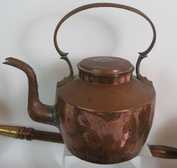 A quantity of copper items including a large heavy duty antique kettle, two bed warming flasks, - Bild 3 aus 5