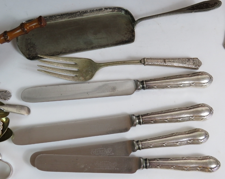 A large quantity of antique and vintage cutlery including a boxed canteen, - Bild 6 aus 7